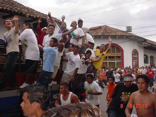 Los muchachos hasta subieron a los camiones donde iban los toros